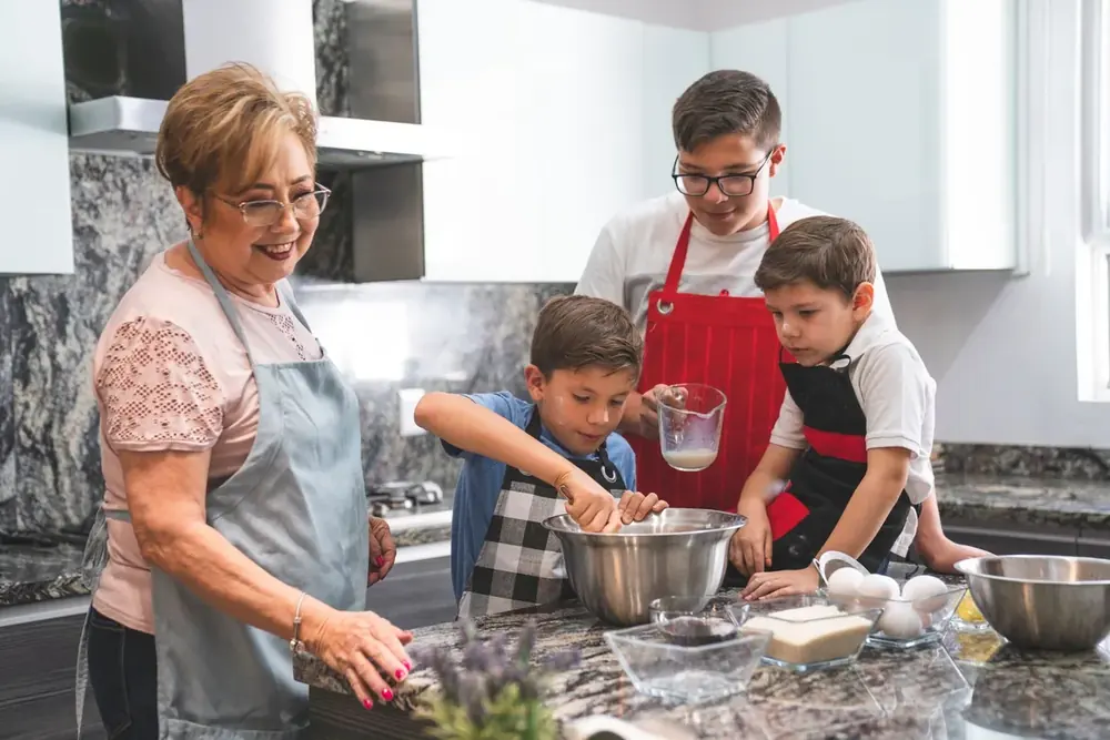 Familia colombiana cocinando en casa con su mercado completo