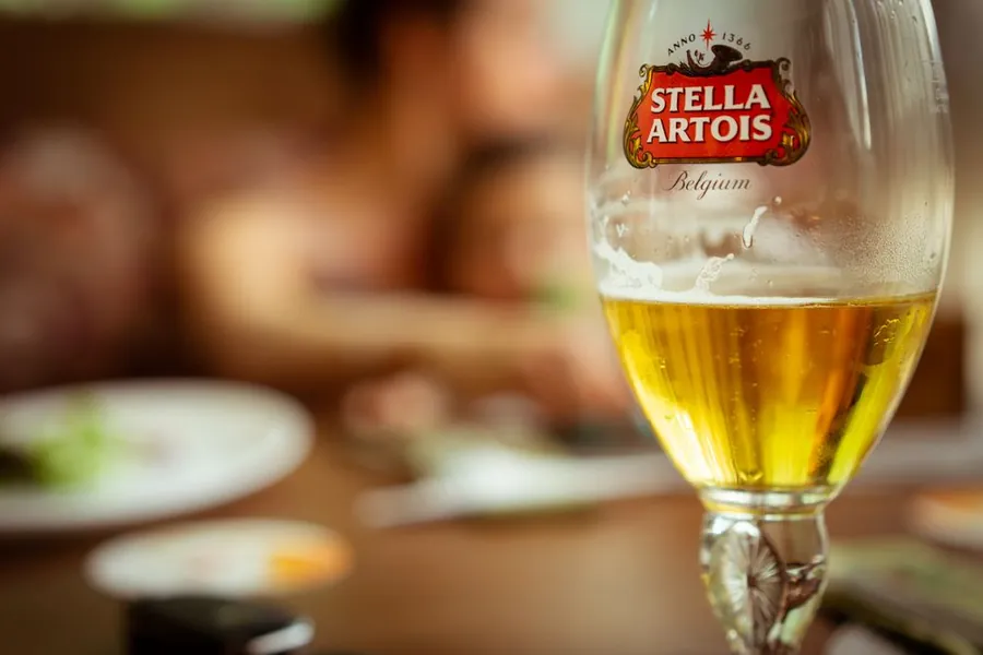 Cerveza Stella Artois — presentaciones Botella 330 ml, Lata 330 ml